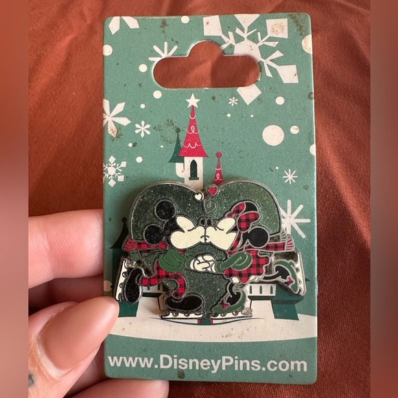 Disney Trading Pin-Holiday Mickey & Minnie Kissing Ice Skating - Picture 1 of 3
